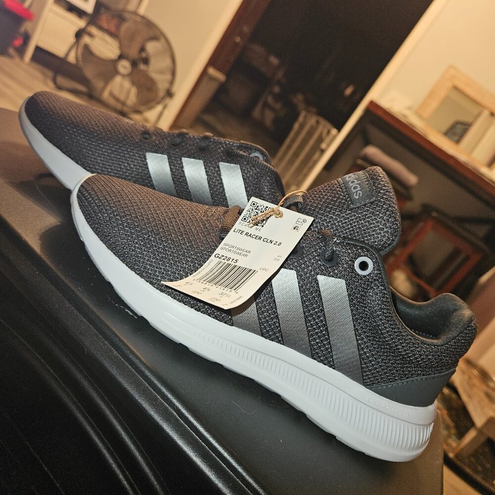 Tennis shoes